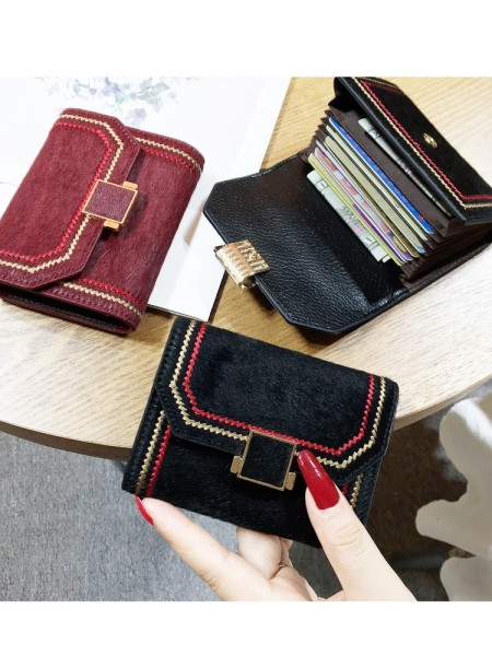 Naiste rahakott metallist kinnituse ja tikandiga