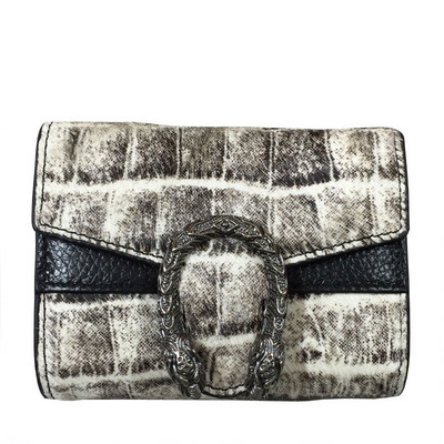 Metallist kaunistusega naiste rahakott on mitut värvi