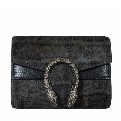 Metallist kaunistusega naiste rahakott on mitut värvi