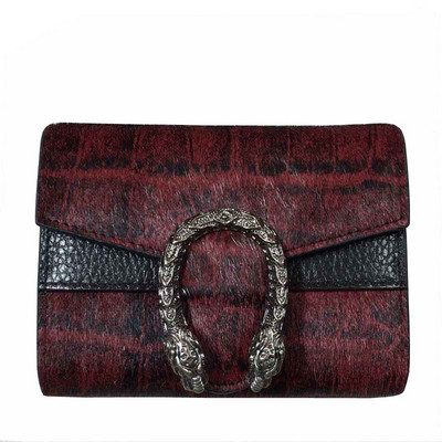 Metallist kaunistusega naiste rahakott on mitut värvi