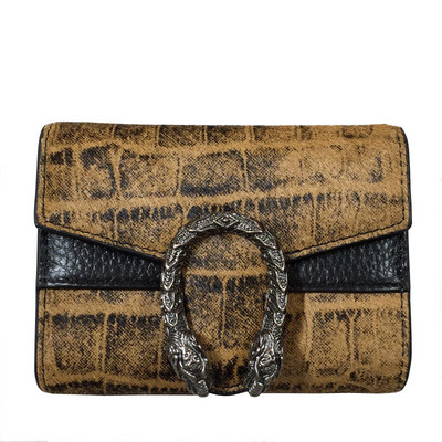 Metallist kaunistusega naiste rahakott on mitut värvi