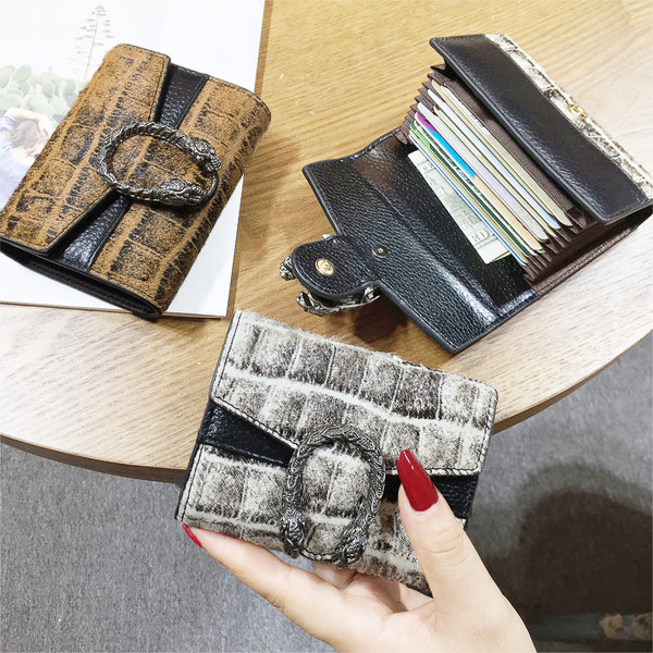 Metallist kaunistusega naiste rahakott on mitut värvi