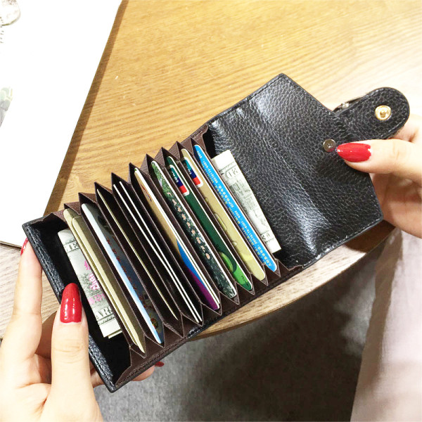 Metallist kaunistusega naiste rahakott on mitut värvi