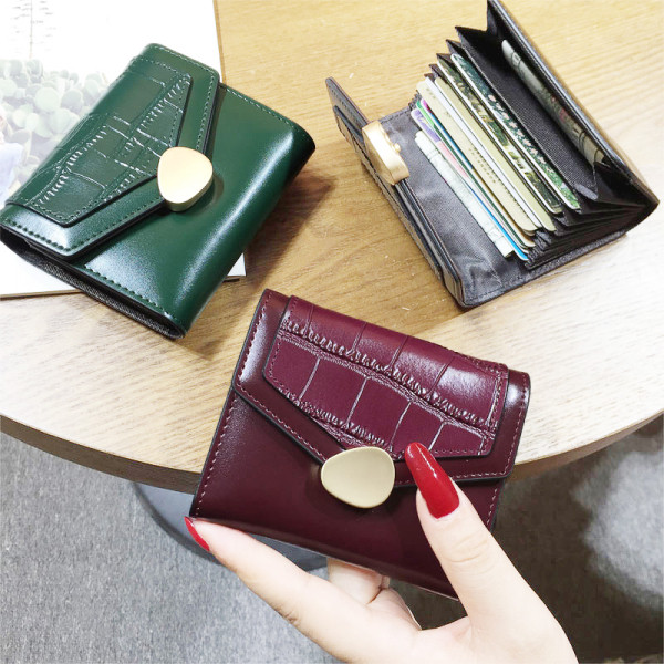 Γυναικείο πορτοφόλι με μεταλλική στερέωση από οικολογικό δέρμα