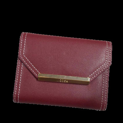 Γυναικείο μοντέρνο πορτοφόλι με μεταλλική διακόσμηση