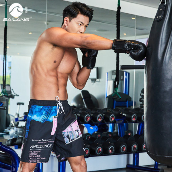 Gyorsan száradó anyagból készült férfi fürdőruha fekete színben, színes rátéttel