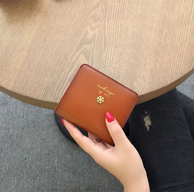 Γυναικείο μοντέρνο πορτοφόλι από οικολογικό δέρμα με μεταλλική στερέωση