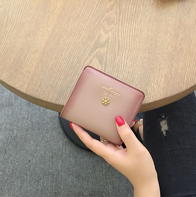 Γυναικείο μοντέρνο πορτοφόλι από οικολογικό δέρμα με μεταλλική στερέωση