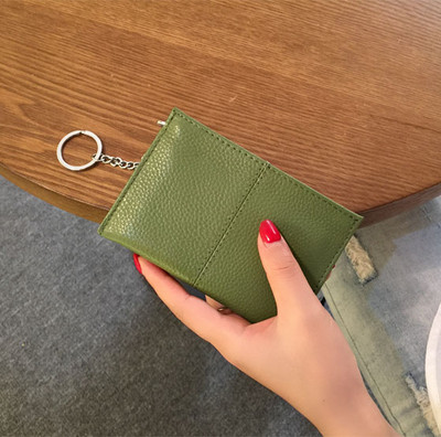 Női pénztárca ökobőr cipzárral és fém lánccal