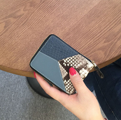 Μοντέρνο γυναικείο πορτοφόλι με φερμουάρ και άνιμαλ πριντ 