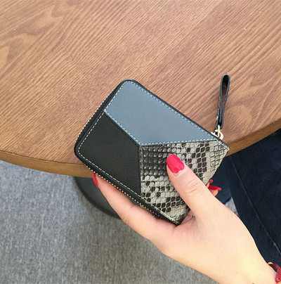 Μοντέρνο γυναικείο πορτοφόλι με φερμουάρ και άνιμαλ πριντ 