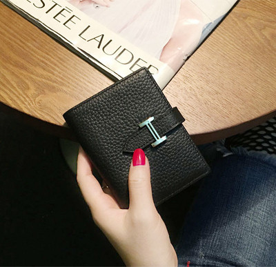 Modern női pénztárca, négyzet alakú fém rögzítéssel