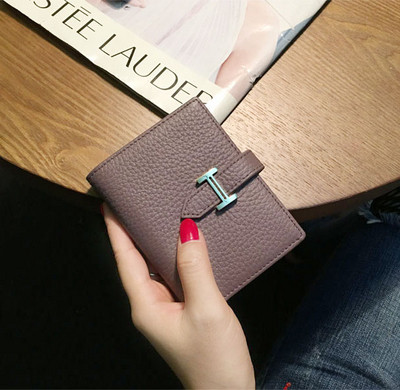 Modern női pénztárca, négyzet alakú fém rögzítéssel