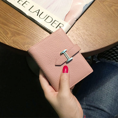 Modern női pénztárca, négyzet alakú fém rögzítéssel