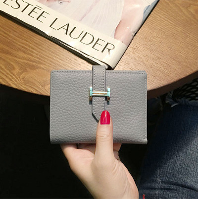 Modern női pénztárca, négyzet alakú fém rögzítéssel