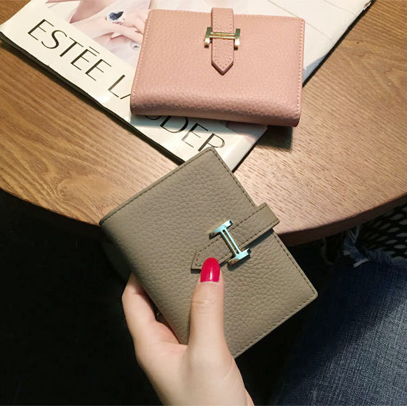 Modern női pénztárca, négyzet alakú fém rögzítéssel