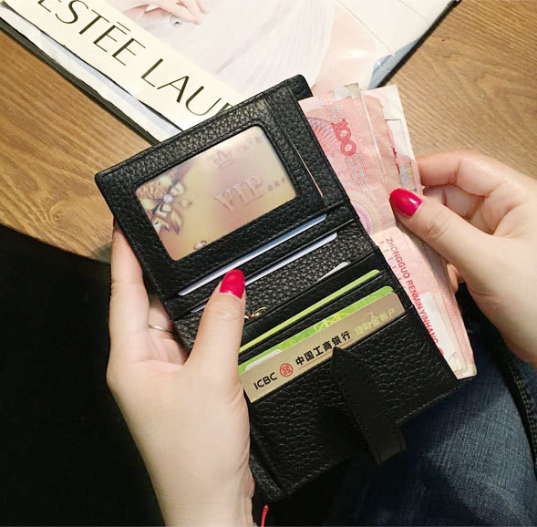 Modern női pénztárca, négyzet alakú fém rögzítéssel