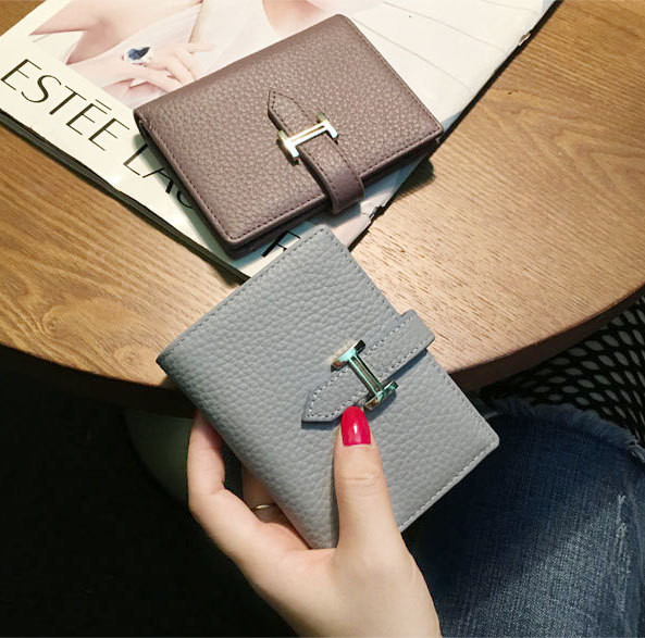 Modern női pénztárca, négyzet alakú fém rögzítéssel