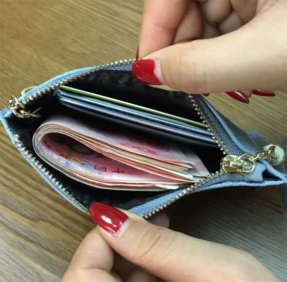 Öko bőrből készült női pénztárca fém lánccal és bojttal