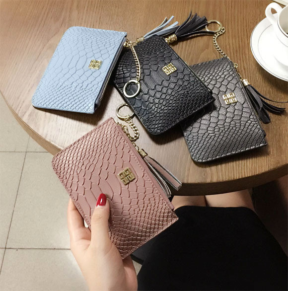 Öko bőrből készült női pénztárca fém lánccal és bojttal