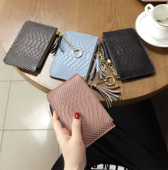 Öko bőrből készült női pénztárca fém lánccal és bojttal