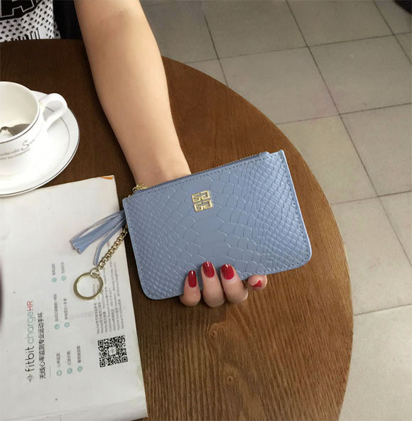 Öko bőrből készült női pénztárca fém lánccal és bojttal