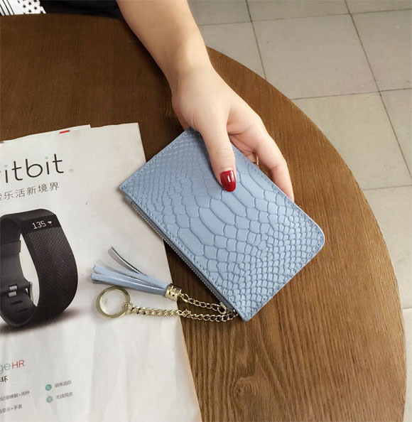 Öko bőrből készült női pénztárca fém lánccal és bojttal