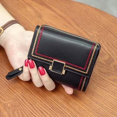 Női négyzet alakú pénztárca cipzárral és fém rögzítéssel