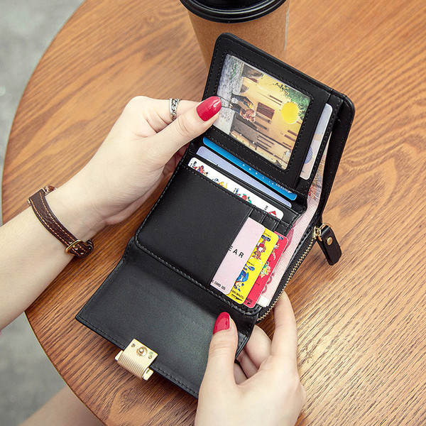 Női négyzet alakú pénztárca cipzárral és fém rögzítéssel