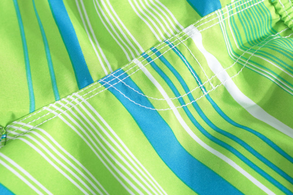 Spalvingo rašto vaikiški maudymosi šortai berniukams