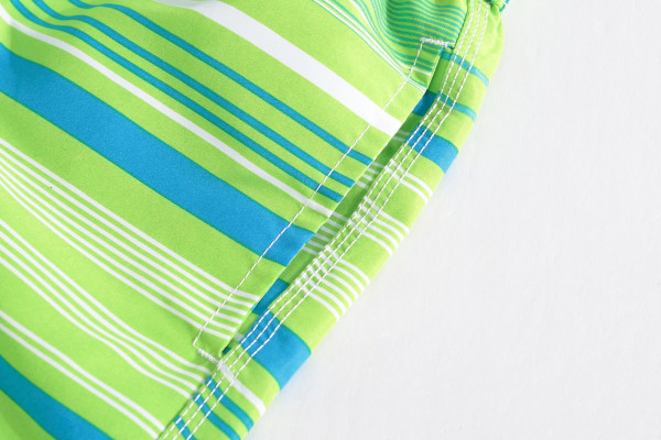 Spalvingo rašto vaikiški maudymosi šortai berniukams