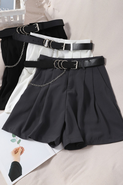 Pantaloni scurți de damă cu curea și lanț metalic