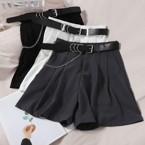 Pantaloni scurți de damă cu curea și lanț metalic