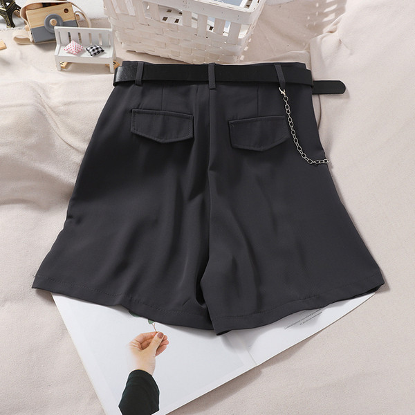 Pantaloni scurți de damă cu curea și lanț metalic