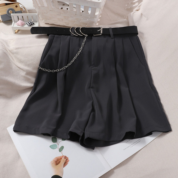 Pantaloni scurți de damă cu curea și lanț metalic