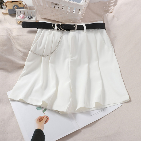 Pantaloni scurți de damă cu curea și lanț metalic