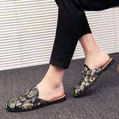 Ανδρικές παντόφλες με πολύχρωμη διακόσμηση και μεταλλικό στοιχείο