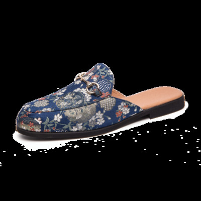 Ανδρικές παντόφλες με πολύχρωμη διακόσμηση και μεταλλικό στοιχείο