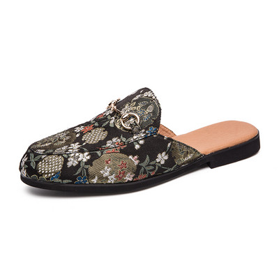 Ανδρικές παντόφλες με πολύχρωμη διακόσμηση και μεταλλικό στοιχείο