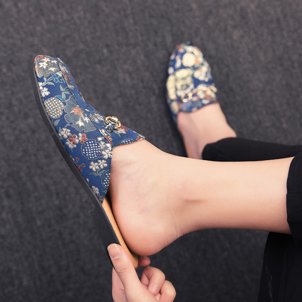 Ανδρικές παντόφλες με πολύχρωμη διακόσμηση και μεταλλικό στοιχείο