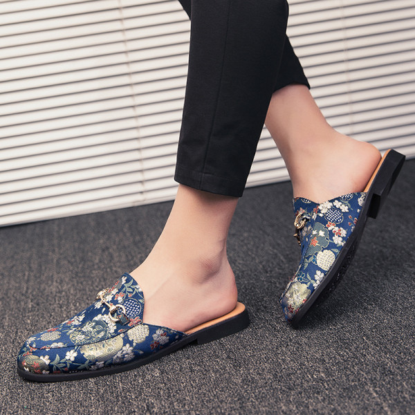 Ανδρικές παντόφλες με πολύχρωμη διακόσμηση και μεταλλικό στοιχείο