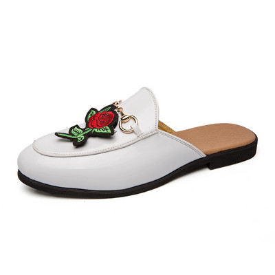 3D elemendi ja metalldekooriga meeste sussid