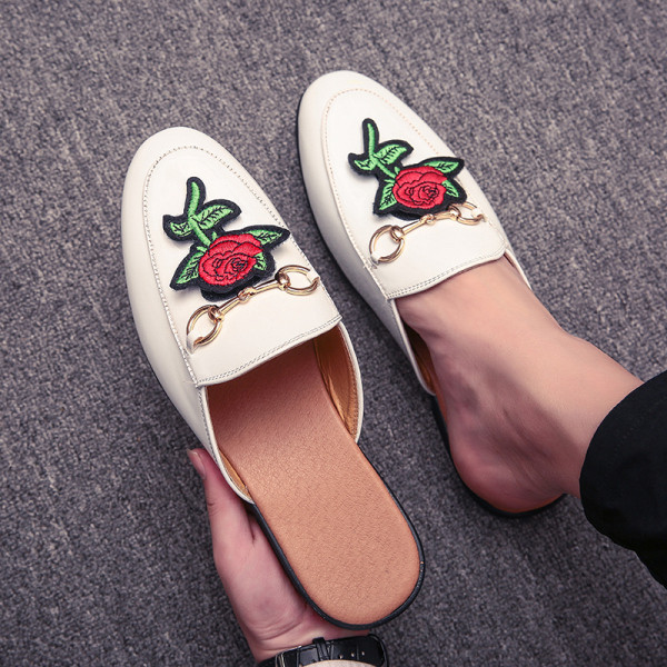 3D elemendi ja metalldekooriga meeste sussid