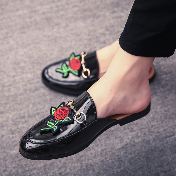 3D elemendi ja metalldekooriga meeste sussid