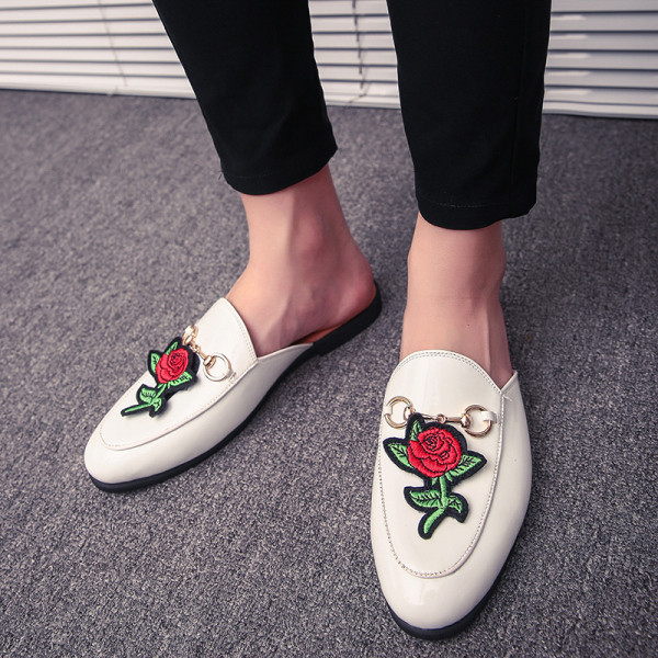 3D elemendi ja metalldekooriga meeste sussid