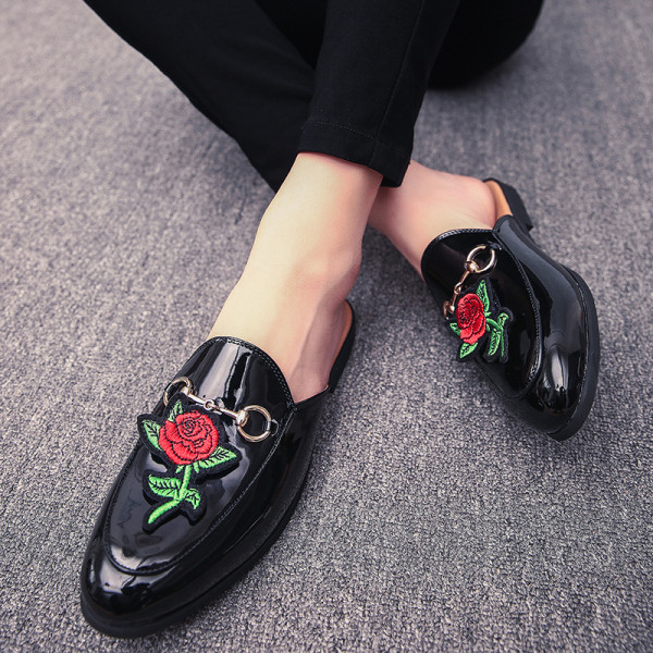 3D elemendi ja metalldekooriga meeste sussid