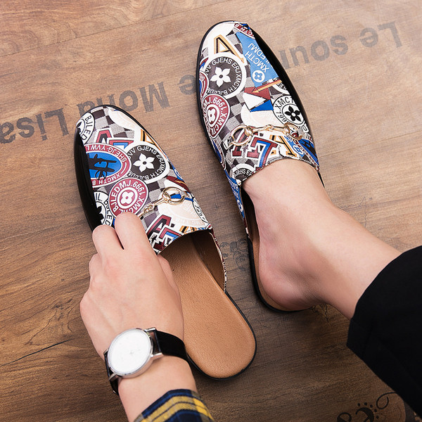 Színes mintás, lapos talpú férfi hétköznapi papucs