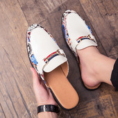 Ανδρικές casual παντόφλες από οικολογικό δέρμα με μεταλλική διακόσμηση και επίπεδη σόλα