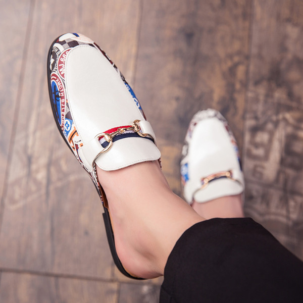 Ανδρικές casual παντόφλες από οικολογικό δέρμα με μεταλλική διακόσμηση και επίπεδη σόλα