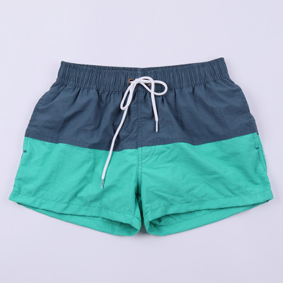 Rannas sobivad elastse vöökohaga meeste lühikesed püksid